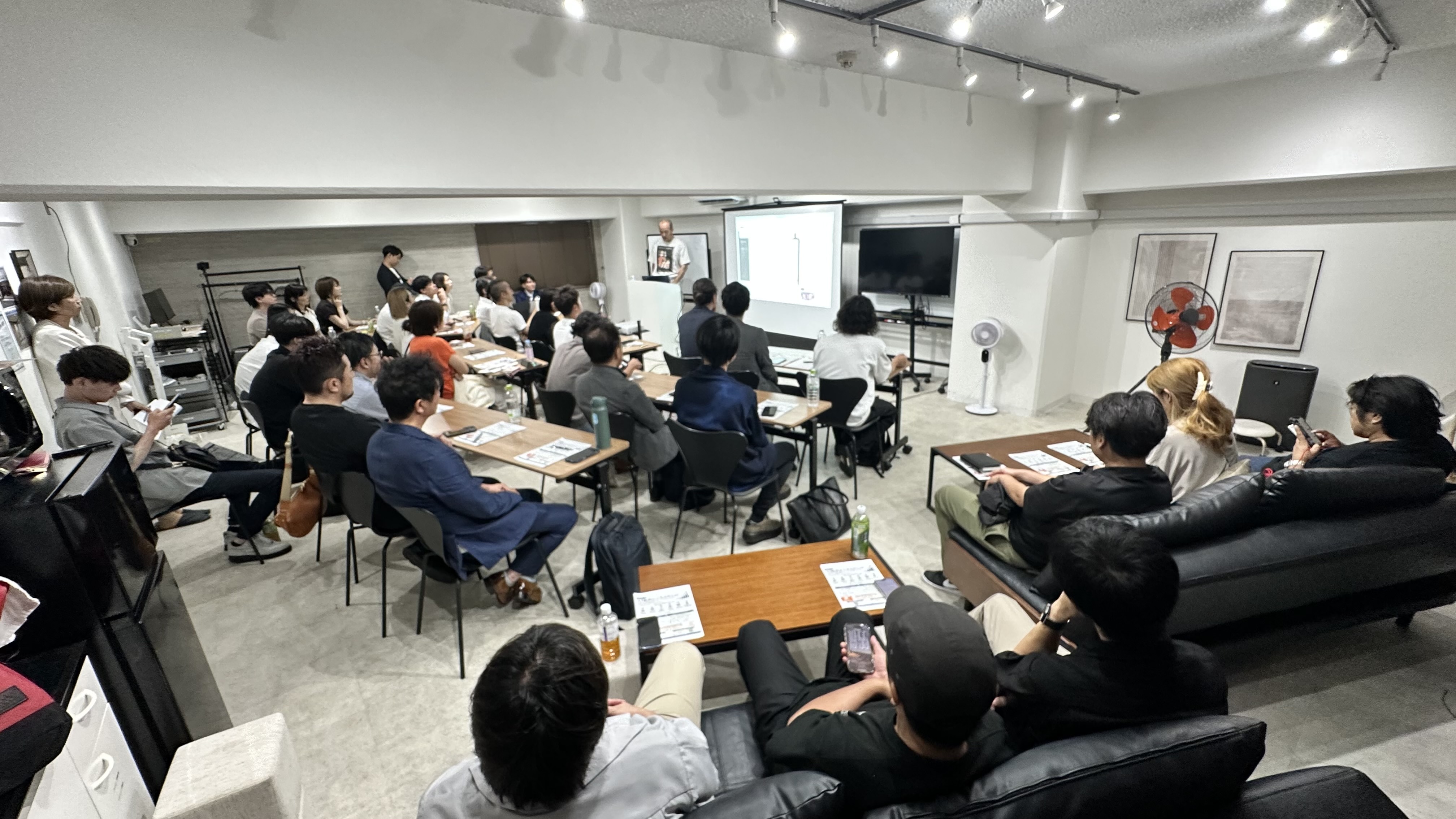 大阪本会の会場で講演を聴く参加者