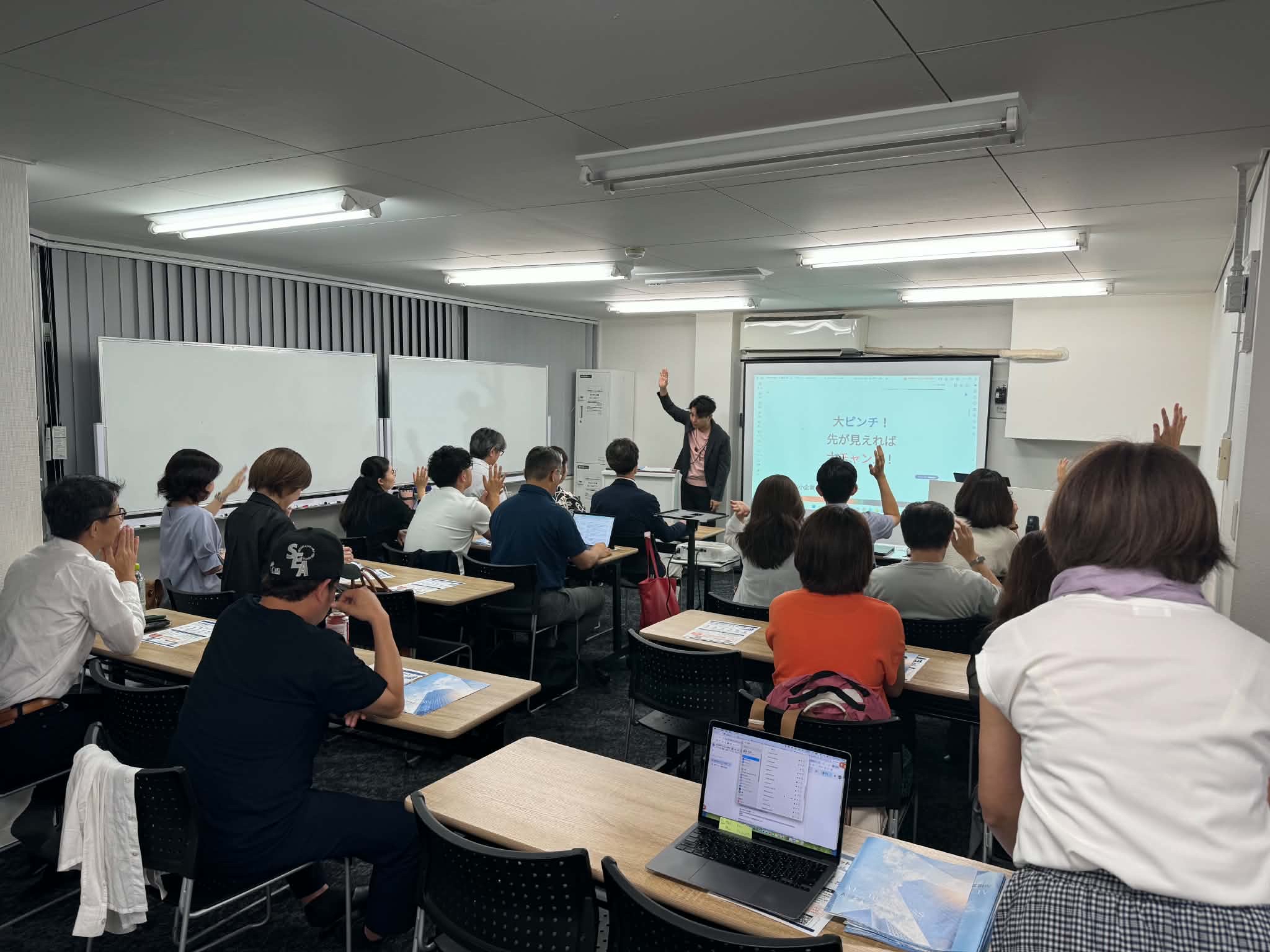大阪本会で登壇者の話を聴く参加者