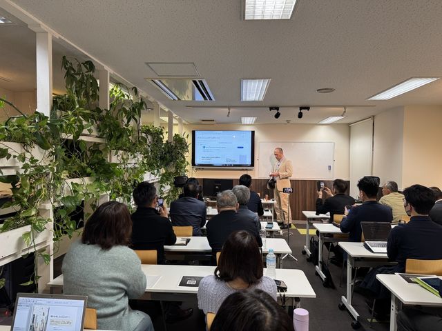 講師・投影資料・参加者を含む講演全景