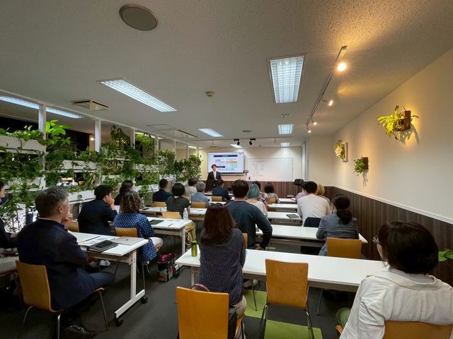 会場後方からの講演・横位置
