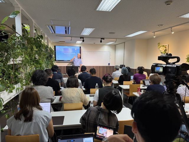 講師・投影資料・参加者を含む講演全景