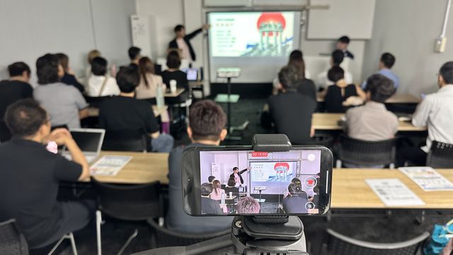 配信機材を含む講演風景
