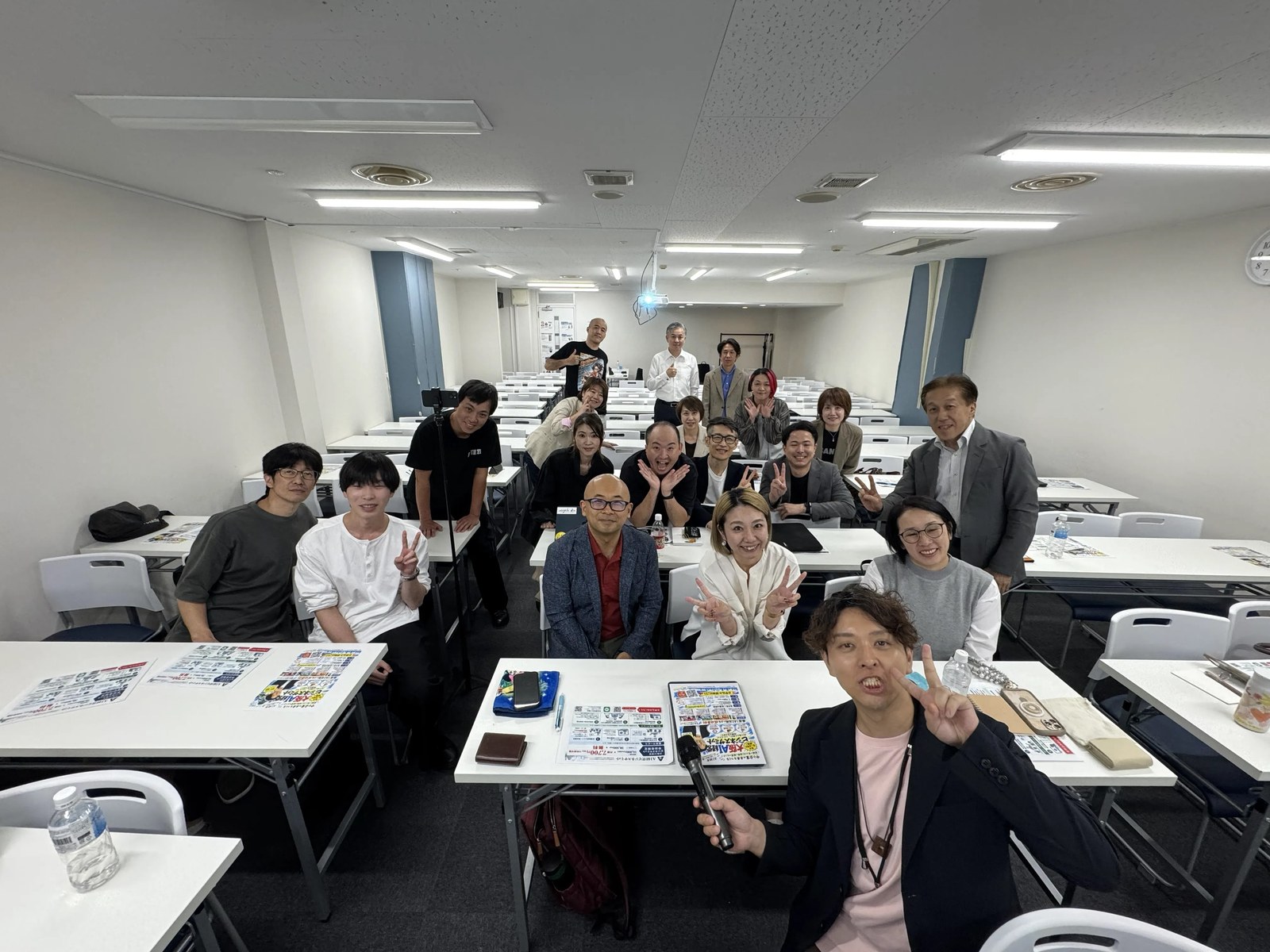 第4回大阪本会の集合写真。梅田の会場で参加者と記念撮影。