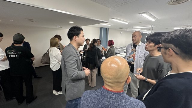 終了後、会場で言葉を交わす参加者。