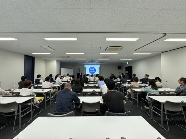 講演会場の後方全景