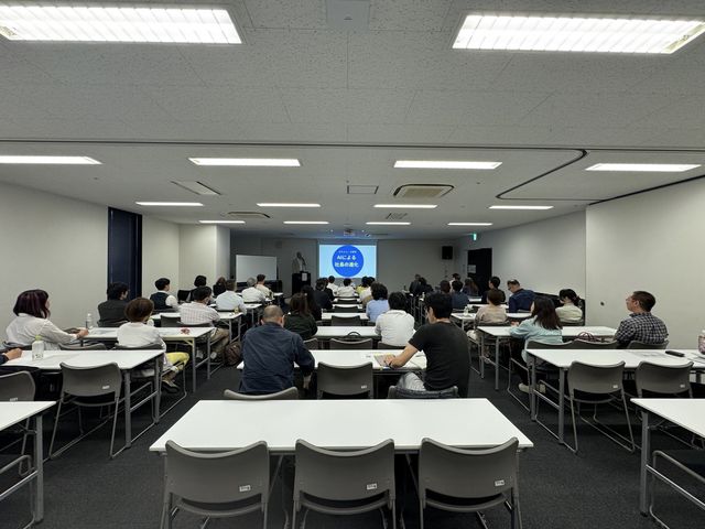 講演会場の後方全景