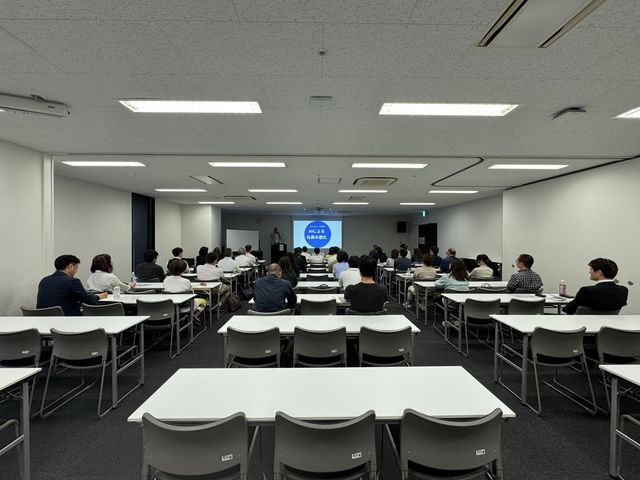 講演会場の後方全景